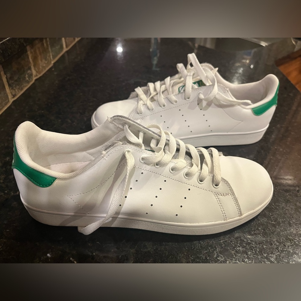 Adidas, Stan Smith Originals. Like new condition. Pictures tell a 1,000 words.